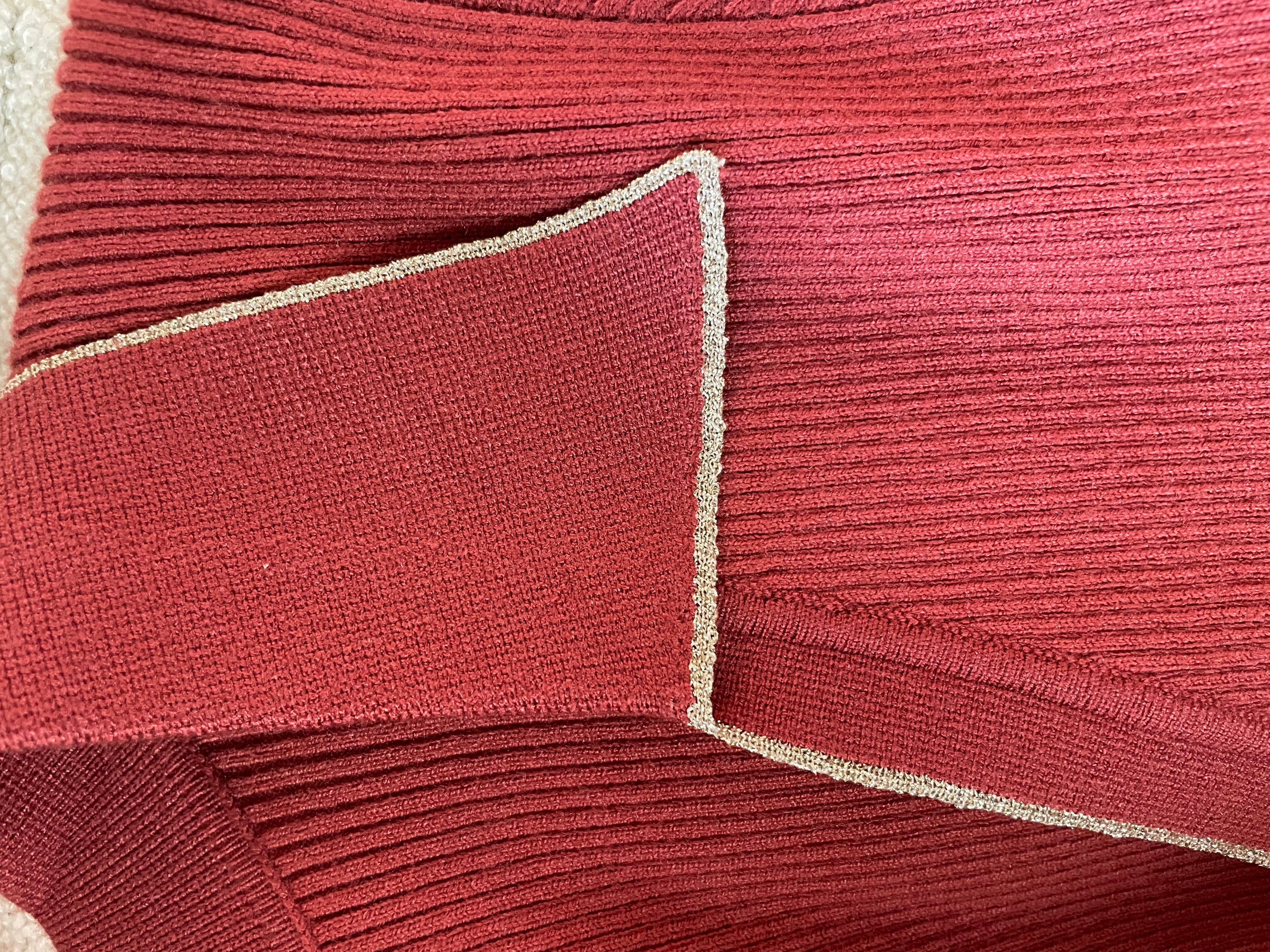 Pull maille col V liseré doré